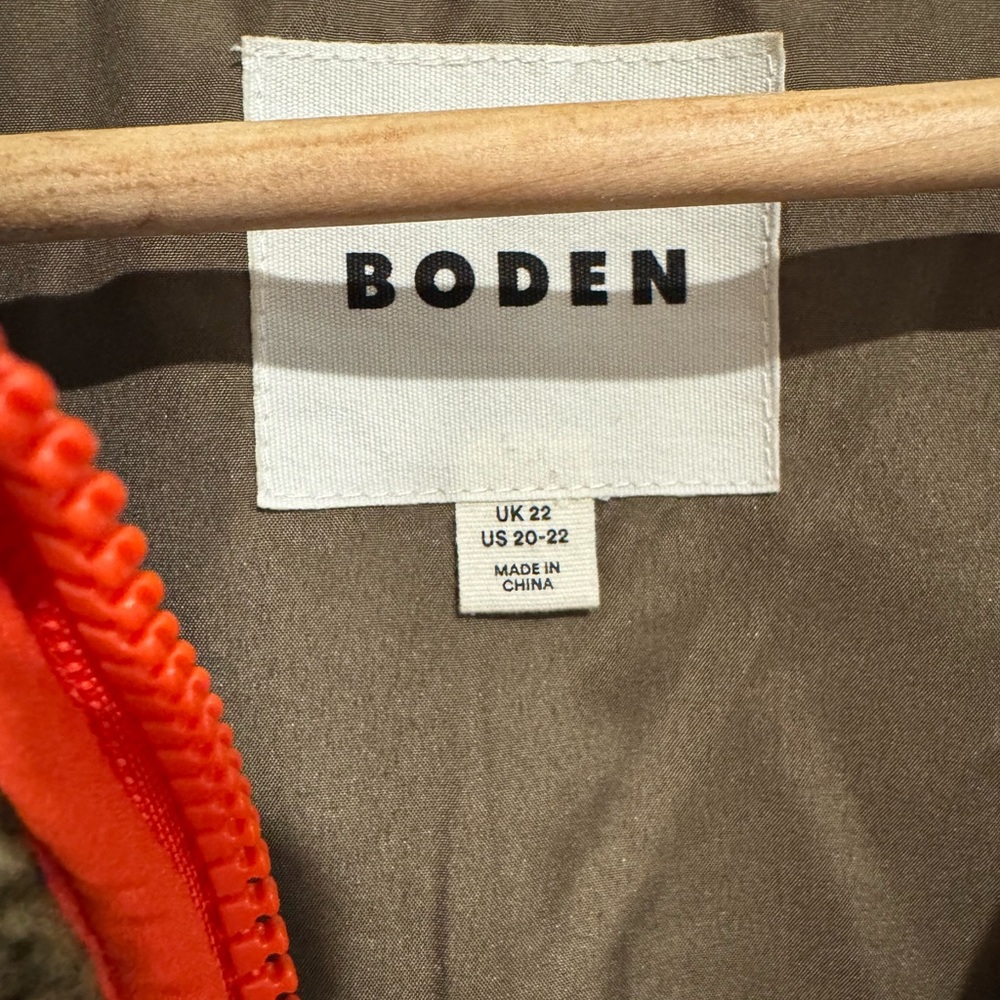 Boden Women's Olive Green fleece vest with orange trim - Picture 4 of 4